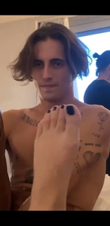 Victoria De Angelis feet photo thumbnail