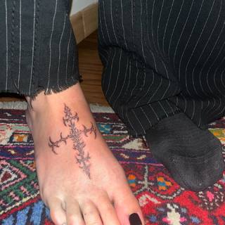 Victoria De Angelis feet photo thumbnail