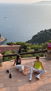 Victoria De Angelis feet photo thumbnail