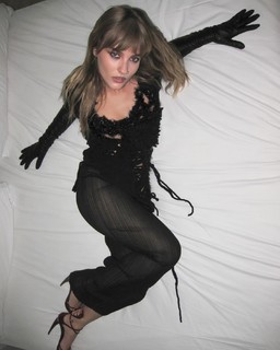 Victoria De Angelis feet photo thumbnail