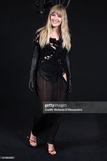 Victoria De Angelis feet photo thumbnail