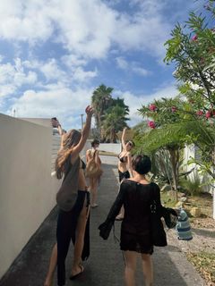Victoria De Angelis feet photo 3