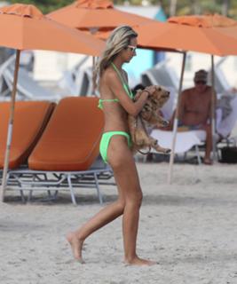 Victoria Hervey feet photo thumbnail