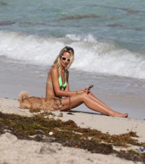 Victoria Hervey feet photo thumbnail