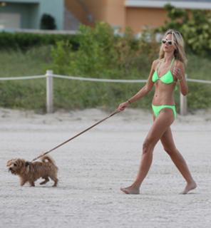 Victoria Hervey feet photo thumbnail