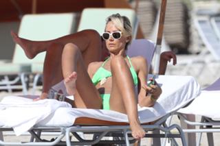 Victoria Hervey feet photo thumbnail