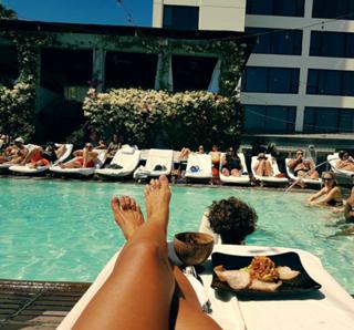 Victoria Hervey feet photo thumbnail