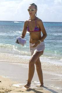 Victoria Hervey feet photo thumbnail