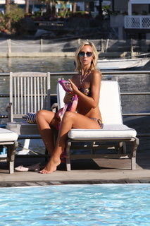 Victoria Hervey feet photo thumbnail