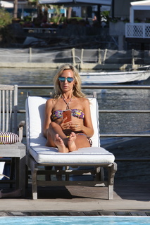 Victoria Hervey feet photo thumbnail