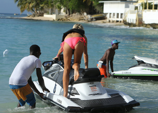 Victoria Hervey feet photo thumbnail