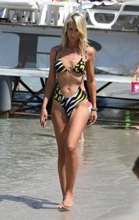 Victoria Hervey feet photo thumbnail