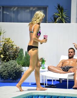 Victoria Hervey feet photo thumbnail