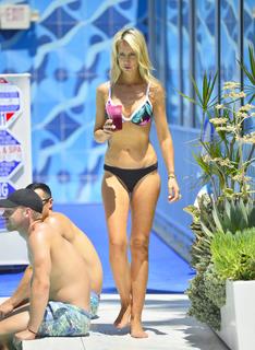 Victoria Hervey feet photo thumbnail