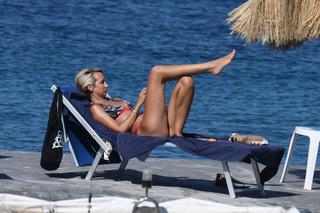 Victoria Hervey feet photo thumbnail