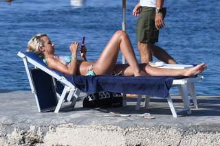 Victoria Hervey feet photo thumbnail