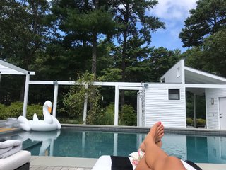 Victoria Hervey feet photo thumbnail