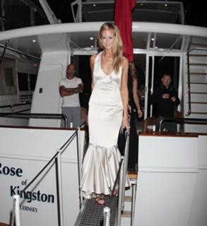 Victoria Hervey feet photo thumbnail