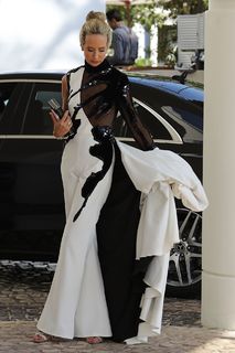 Victoria Hervey feet photo thumbnail