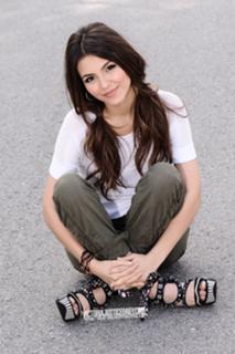Victoria Justice feet photo thumbnail