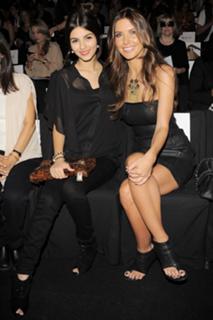 Victoria Justice feet photo thumbnail