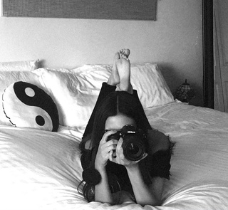 Victoria Justice feet photo thumbnail