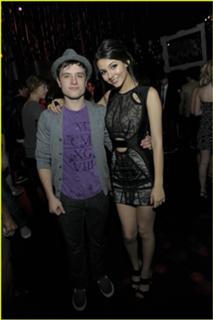 Victoria Justice feet photo thumbnail