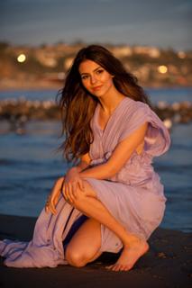 Victoria Justice feet photo thumbnail