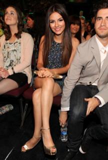 Victoria Justice feet photo thumbnail