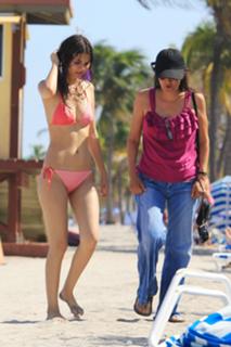 Victoria Justice feet photo thumbnail