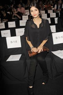 Victoria Justice feet photo thumbnail