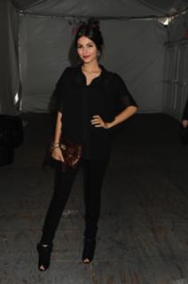 Victoria Justice feet photo thumbnail