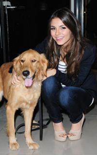 Victoria Justice feet photo thumbnail