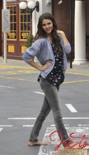 Victoria Justice feet photo thumbnail