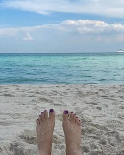 Victoria Justice feet photo thumbnail