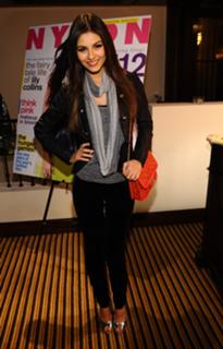 Victoria Justice feet photo thumbnail