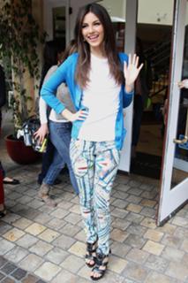 Victoria Justice feet photo thumbnail