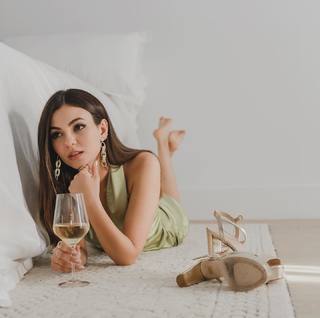 Victoria Justice feet photo thumbnail