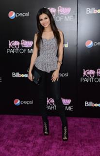 Victoria Justice feet photo thumbnail