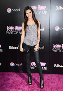 Victoria Justice feet photo thumbnail