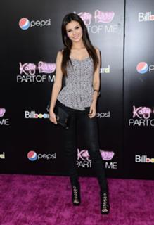 Victoria Justice feet photo thumbnail