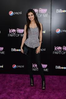 Victoria Justice feet photo thumbnail