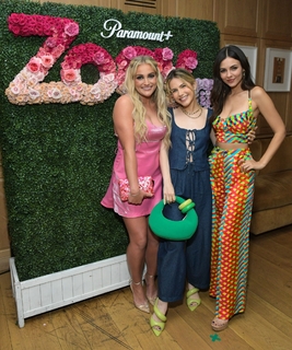 Victoria Justice feet photo thumbnail