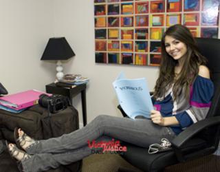 Victoria Justice feet photo thumbnail