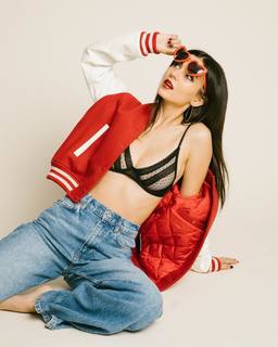 Victoria Justice feet photo thumbnail