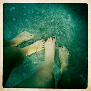 Victoria Justice feet photo thumbnail