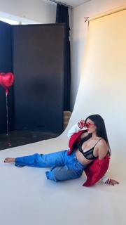 Victoria Justice feet photo thumbnail