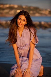 Victoria Justice feet photo thumbnail