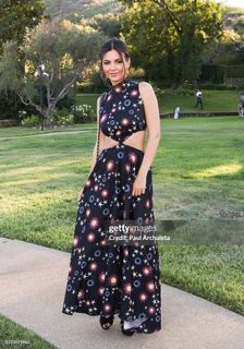 Victoria Justice feet photo thumbnail