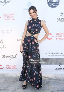 Victoria Justice feet photo thumbnail